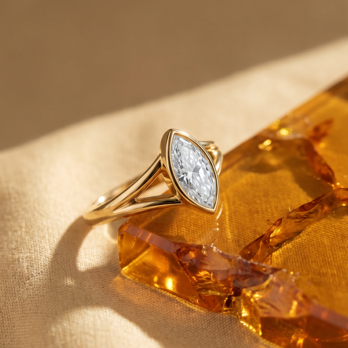 Caricia Dorada — Anillo Solitario Marquise Bezel en Oro Sólido