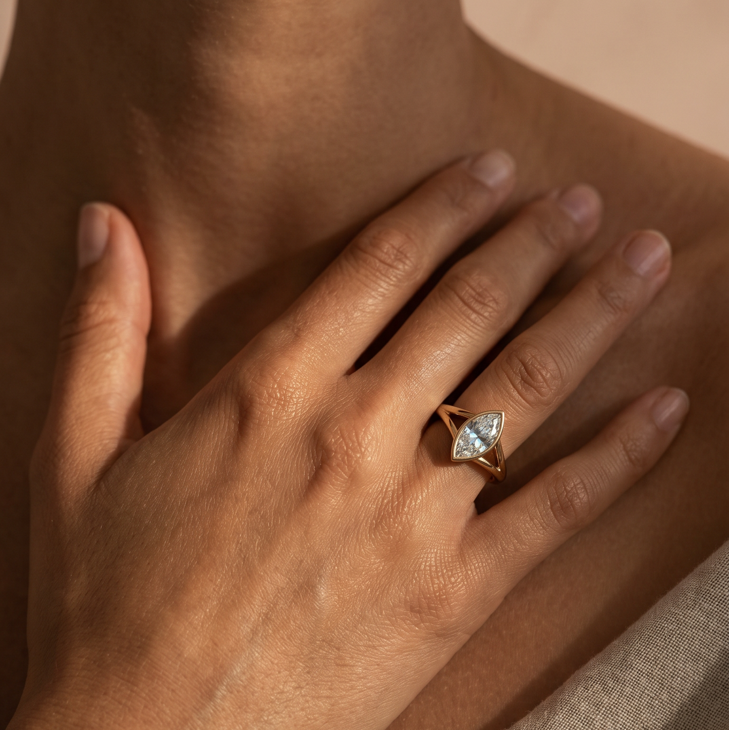 Caricia Dorada — Anillo Solitario Marquise Bezel en Oro Sólido