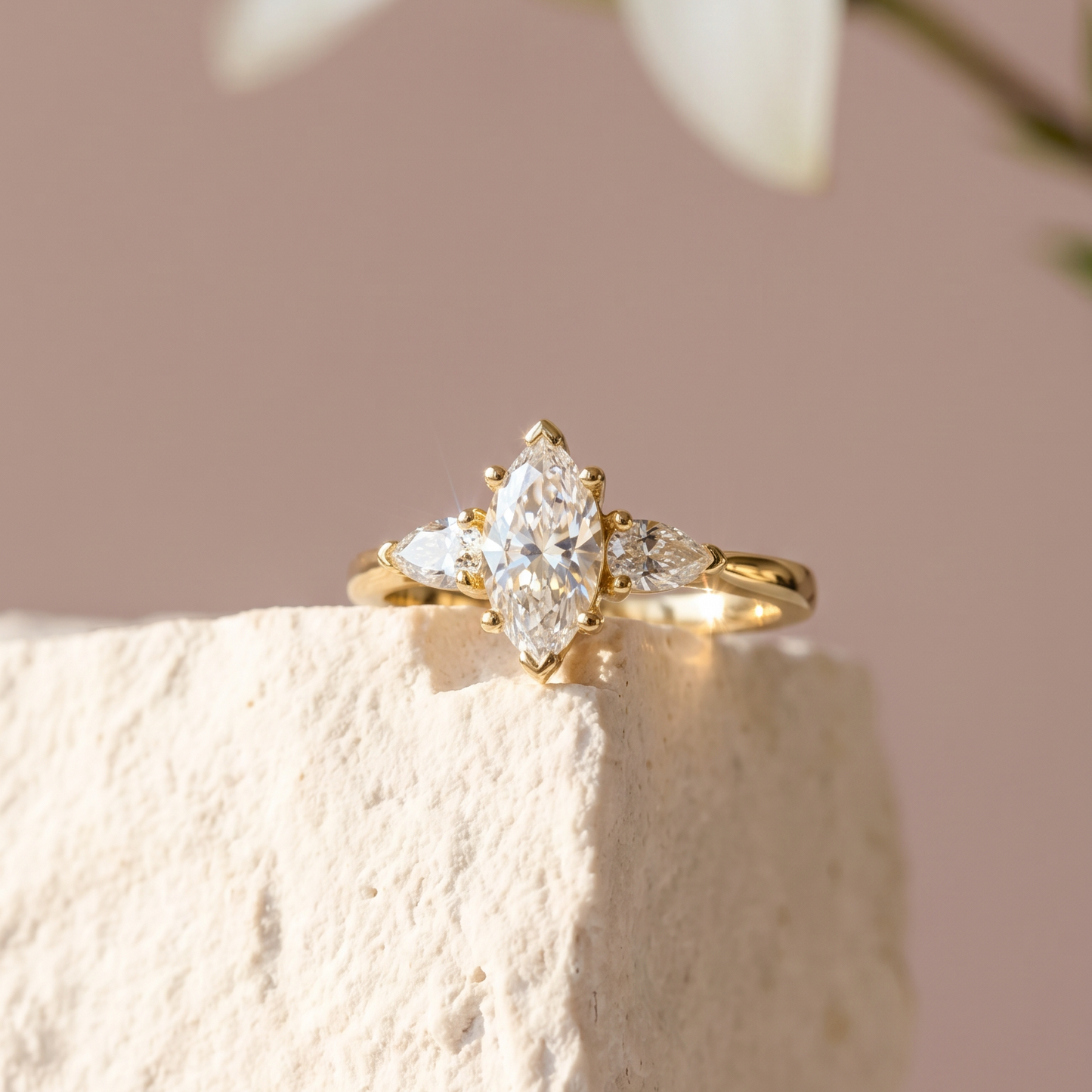 Trinidad de Amor — Anillo de Compromiso Tres Piedras - Oro Sólido