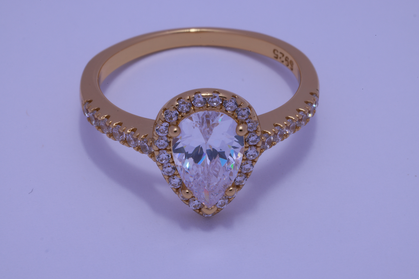 Anillo de compromiso Llama Serena con piedra Circonia en forma de gota en oro, vermeil o plata 925 — SilverShine (vista 2)
