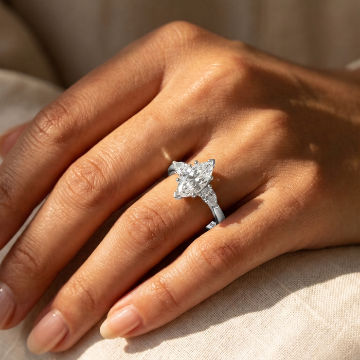 Trinidad de Amor · Anillo de compromiso tres piedras en plata 925 — SilverShine (vista 5)