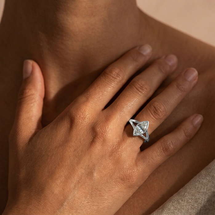 Caricia Dorada · Anillo solitario marquise bezel en plata 925 — SilverShine (en uso)