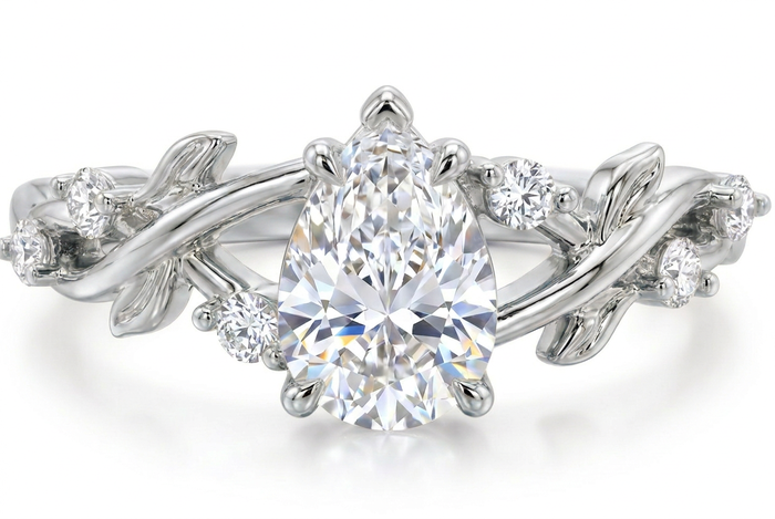 Rocío del Alba · Anillo con moissanita en plata 925 — SilverShine (macro)