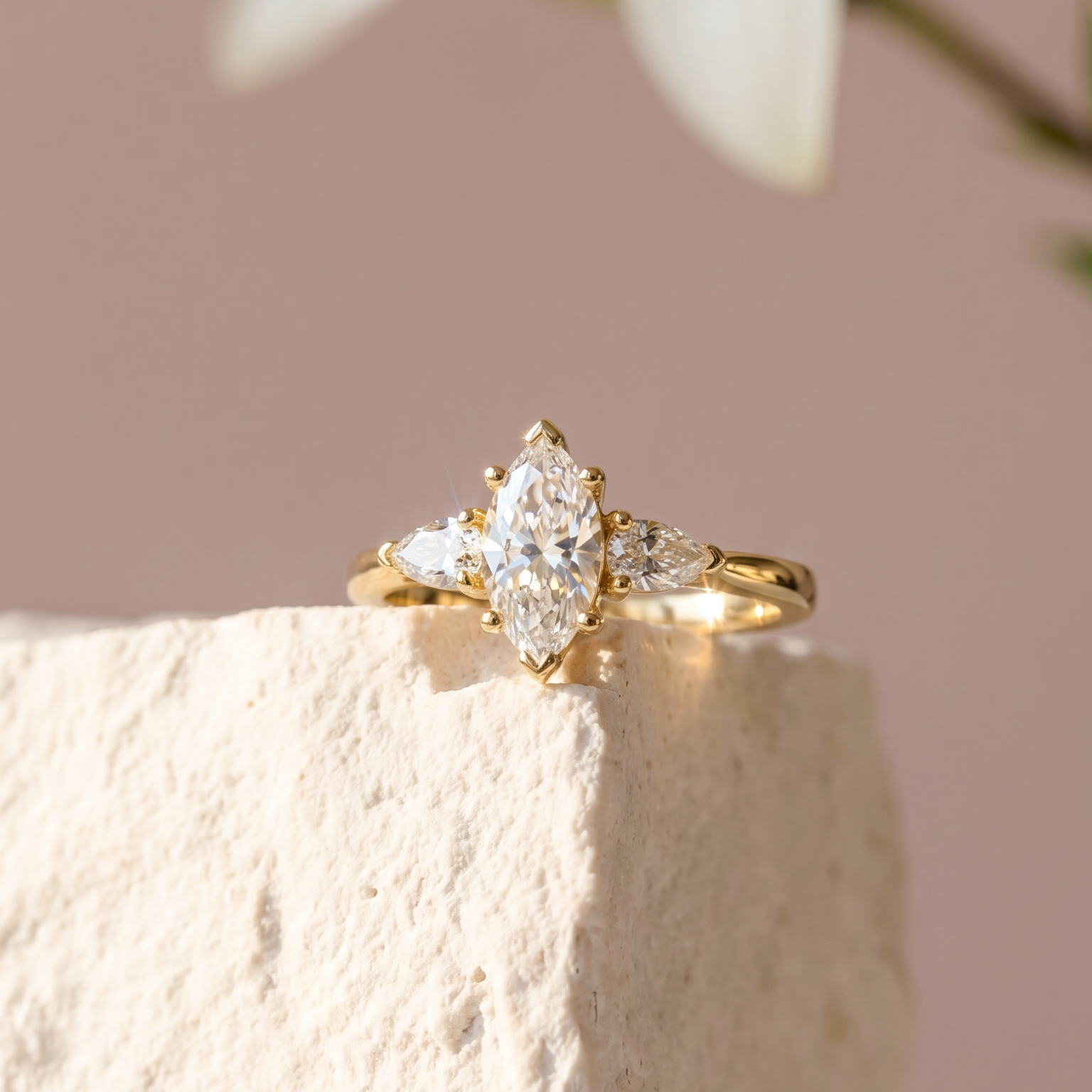 Trinidad de Amor · Anillo de Compromiso Tres Piedras en oro, vermeil o plata 925 — SilverShine (vista 4)
