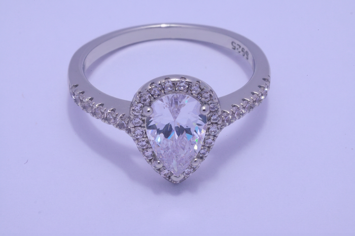 Anillo de compromiso Llama Serena con circonia en forma de gota en plata 925 — SilverShine (vista 2)