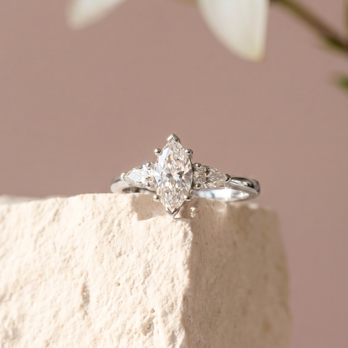 Trinidad de Amor · Anillo de compromiso tres piedras en plata 925 — SilverShine (vista 4)
