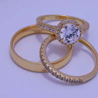 El Trío Perfecto con circonia en forma redonda - Oro solido